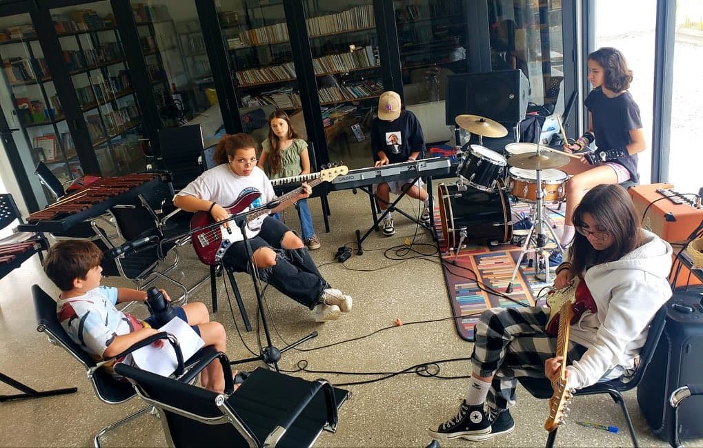 Middle school students in music class