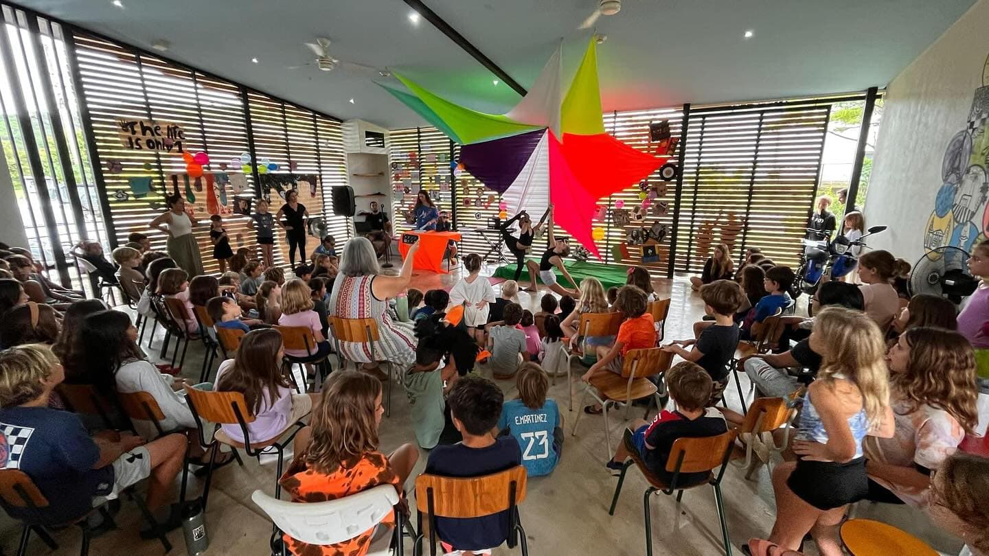 The whole school gathered in the Tamarindo pavilion for a colorful performance